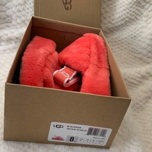 NWOT UGG slipper. Come in original box.